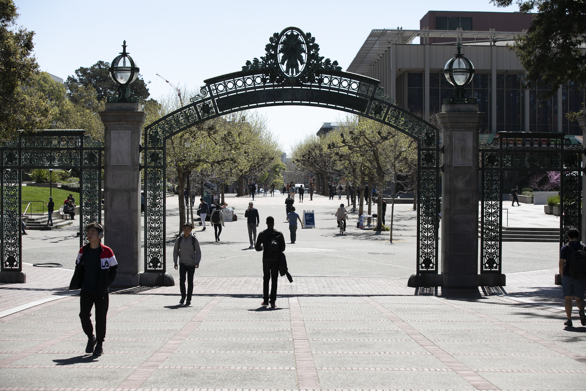 A few students walk through Sproul Plaza, normally bustling with student organization tables, on March 12, 2020. UC Berkeley suspended most in-person classes beginning on Tuesday of this week due to Coronavirus concerns. Photo by Anne Wernikoff for CalMatters