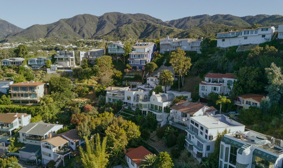Beach front homes in Malibu, CA. Census response rates are low for some of the wealthiest areas across California counties with traditionally good participation. Image via iStock