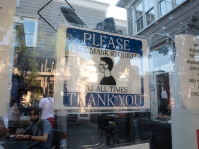 Un letrero que requiere que los clientes usen una máscara se encuentra afuera del Modern China Cafe en Walnut Creek el 16 de agosto de 2020. Foto de Anne Wernikoff para CalMatters