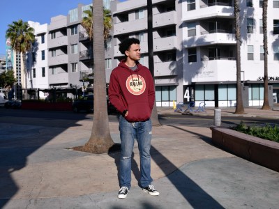 David Lewis, de 29 años, dejó la escuela en Long Beach City College después de luchar para administrar las clases en línea con su trabajo en Trader Joe's. Foto de Pablo Unzueta para CalMatters