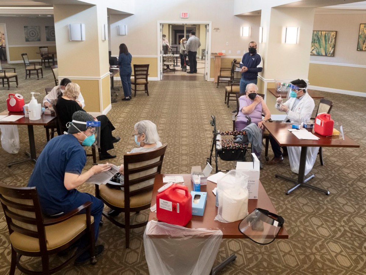 California throws open COVID vaccines to anyone 65 and older