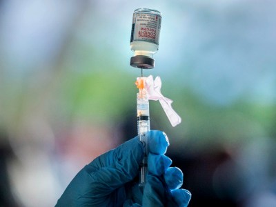 Pasadena Public Heath Department gives Pasadena firefighters the Moderna COVID-19 vaccine at Fire Station 36 in Pasadena on December 28, 2020. Photo by Sarah Reingewirtz, Los Angeles Daily News/SCNG