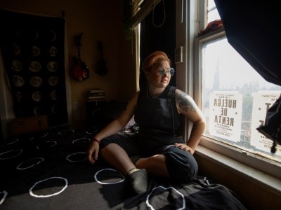 Jordan Lyric se toma una foto en su apartamento en Los Ángeles el 6 de mayo de 2021. Jordan, de 28 años, se mudó a Los Ángeles desde Wisconsin para estudiar cine en la USC. Foto de Shae Hammond para CalMatters