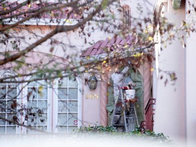 Chamba ofrece listados de trabajos en campos de alta demanda como construcción, limpieza, almacenes y trabajos en restaurantes a más de 34.000 usuarios. Foto de Anne Wernikoff, CalMatters