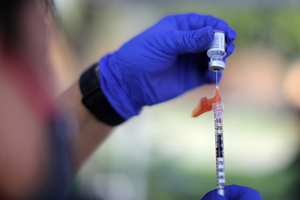 A nurse prepares a COVID-19 vaccine in Los Angeles on Aug. 23, 2021. REUTERS/Lucy Nicholson