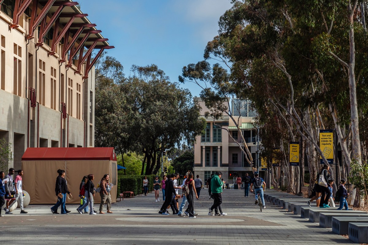 Students on the University of California San Diego (UCSD) campus in San Diego on July 26, 2022. Photo by Ariana Drehsler for CalMatters
