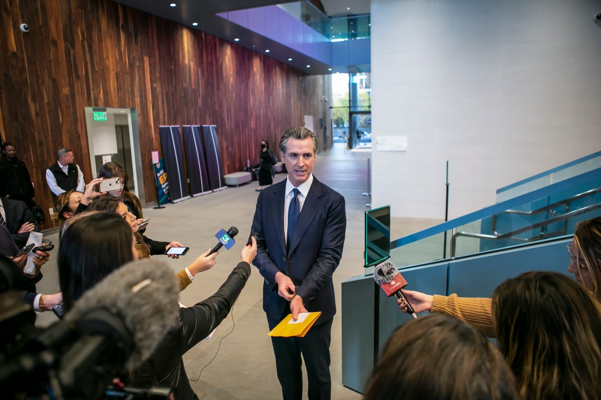 Gov. Gavin Newsom explains why he withheld, then released, $1 billion for local governments to reduce California homelessness. The two sides met in Sacramento on Nov. 18, 2022. Photo by Rahul Lal, CalMatters