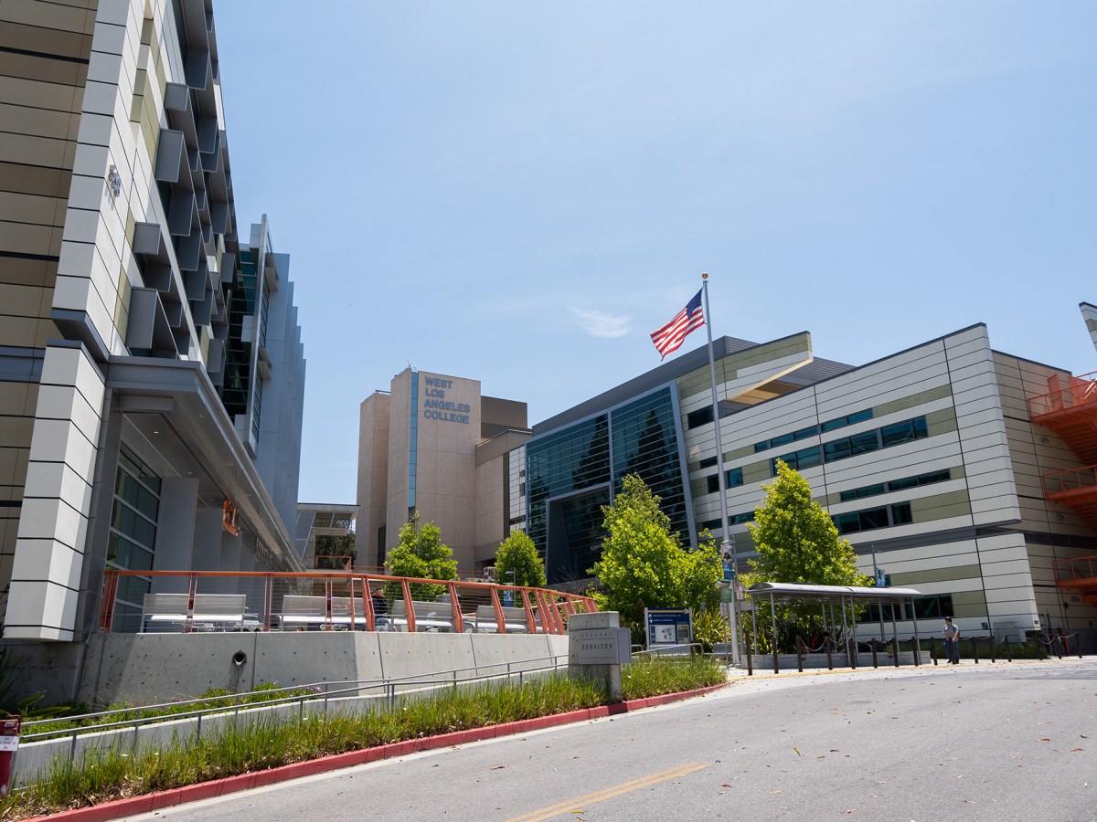 California wants more community college students in four-year schools. Why are most failing to transfer?