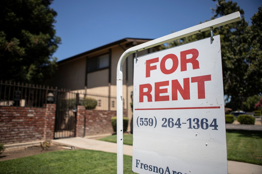 A for-rent sign hanging in front of an apartment complex in Tower District in Fresno on July 27, 2023. Photo by Larry Valenzuela, CalMatters/Catchlight Local Fellow