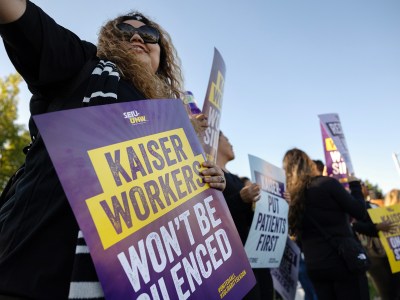 Kaiser Permanente employees on strike on Oct. 4, 2023. The workers held a demonstration in front of the Kaiser Permanente South Sacramento location demanding higher wages and more staffing. Photo by Miguel Gutierrez Jr., CalMatters